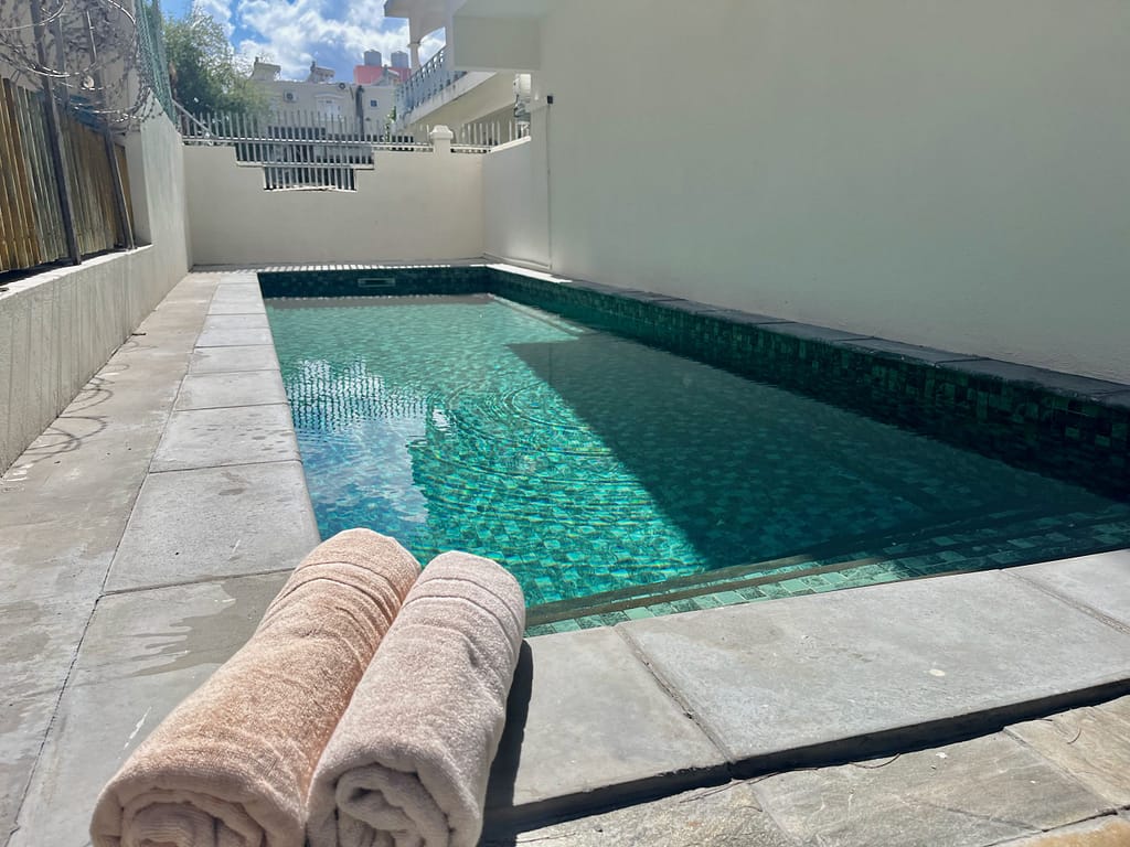 Piscine de la résidence de l’appartement Le Sunset à Flic-en-Flac à l’île Maurice, location de vacances proche de la plage avec appartement en rez-de-chaussée.