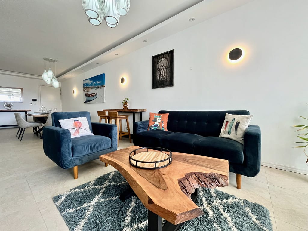 Salon moderne de l’appartement Sandy Feet à Pereybère près de Grand Baie à l’île Maurice, appartement de vacances 3 chambres pour 6 personnes proche de la plage.