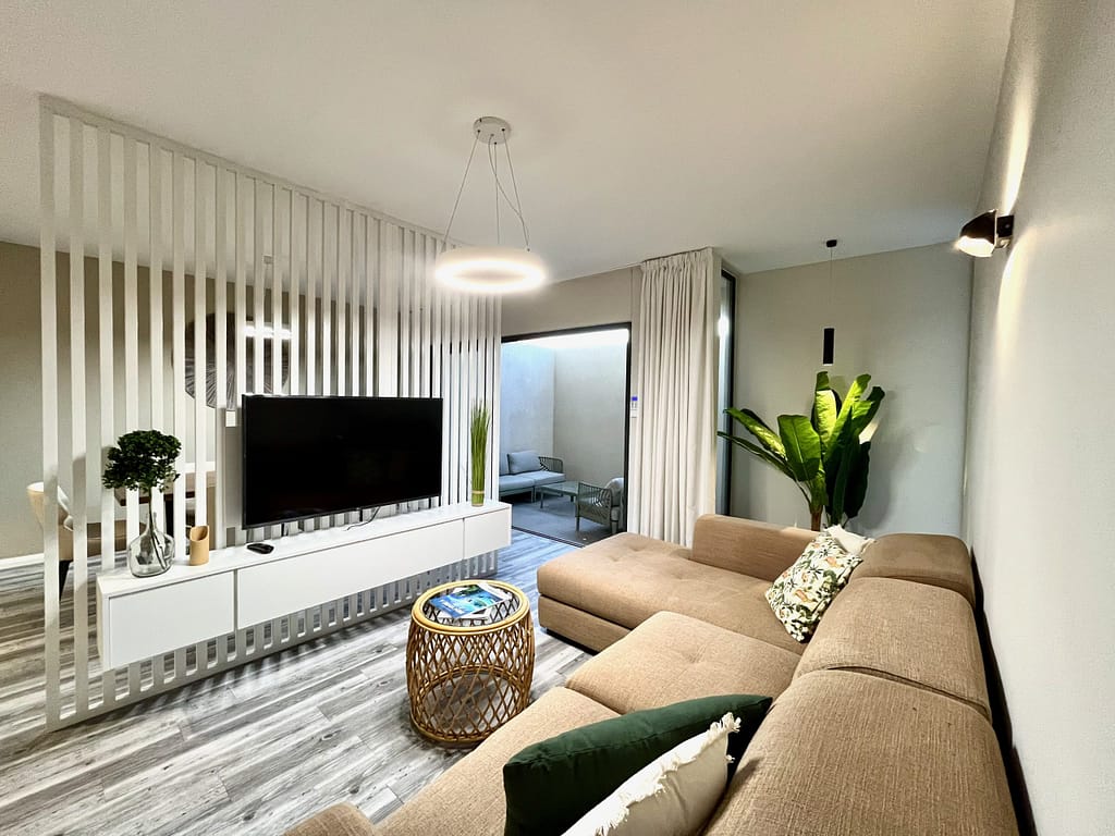 Salon moderne de l’appartement Le Patio à Flic-en-Flac à l’île Maurice, appartement de vacances pour 6 personnes dans une résidence avec piscine.